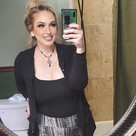 Meet your Posher, Gabrielle - Picture 1 of 1